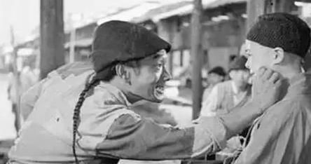 内心|品读《阿Q正传》,主人公就像压在石底的枯草,内心更充满了矛盾