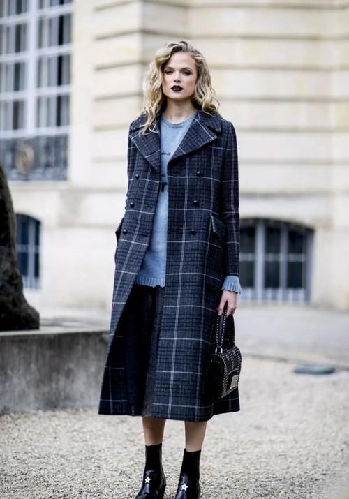 真正优雅精致的女人，穿大衣都不配小白鞋了，搭“裸靴”更合拍！