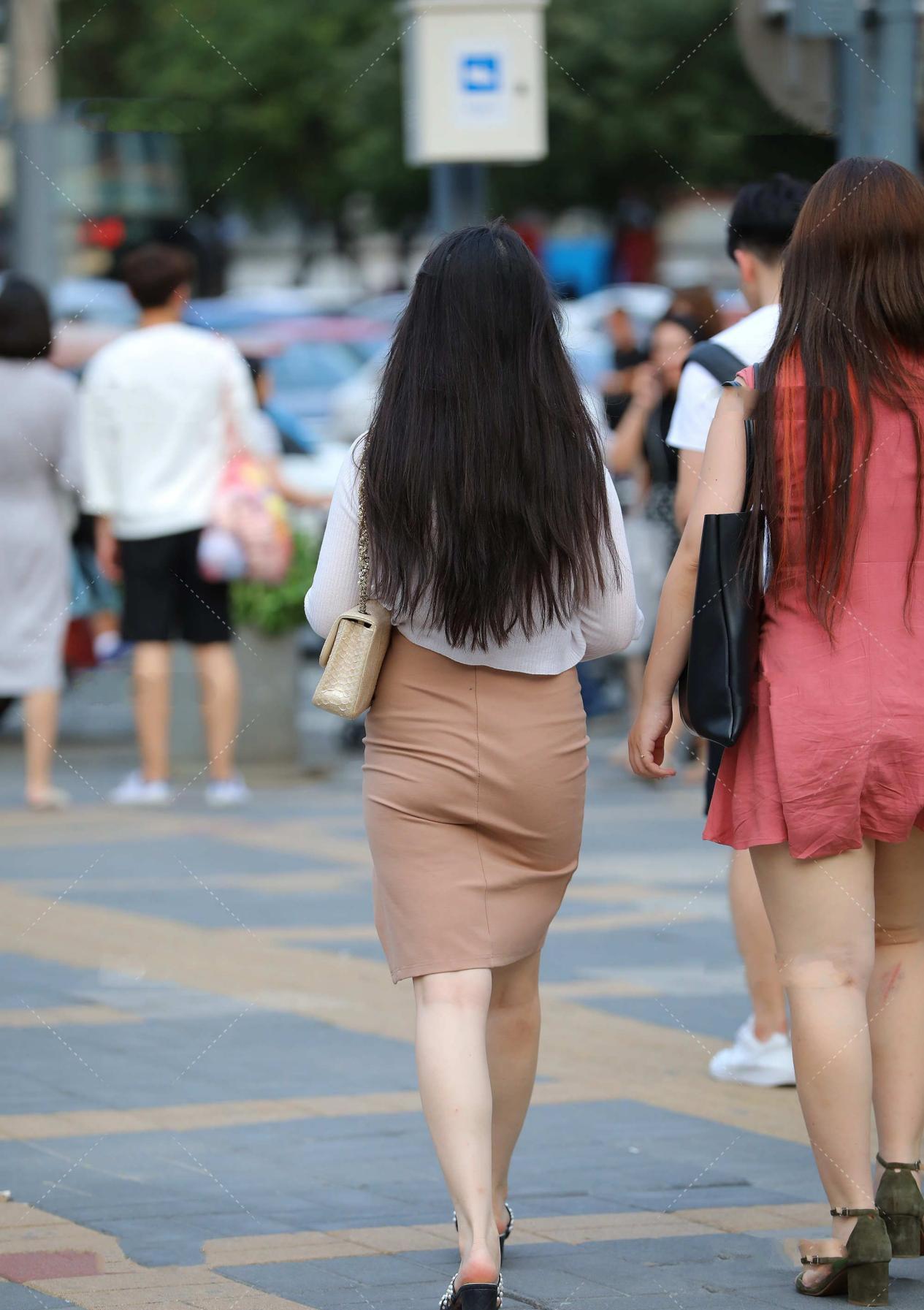 休闲|修身裙显宽显胖怎么办?在外面搭一件休闲开衫,高级显瘦