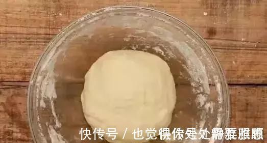 简单的面包做法，不用烤箱不用蒸，香甜柔软，儿子连吃5个直夸香