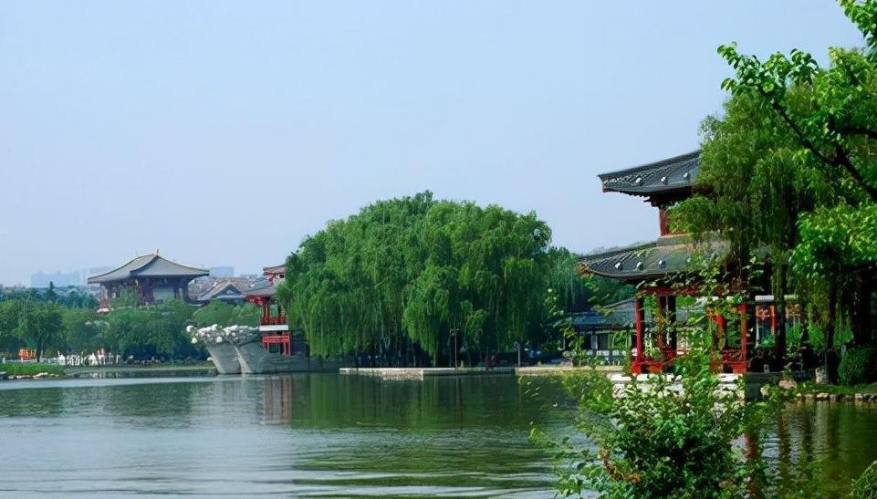 百感交集!杜甫的一首戏赠之作,百感交集,一气呵成,尾句更显意犹未尽