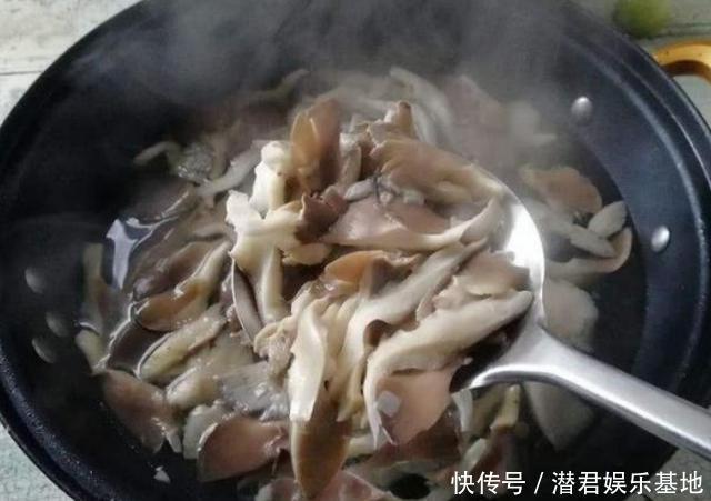 炸蘑菇到底焯不焯水？教你一招，香酥美味，外脆里软，孩子超爱吃