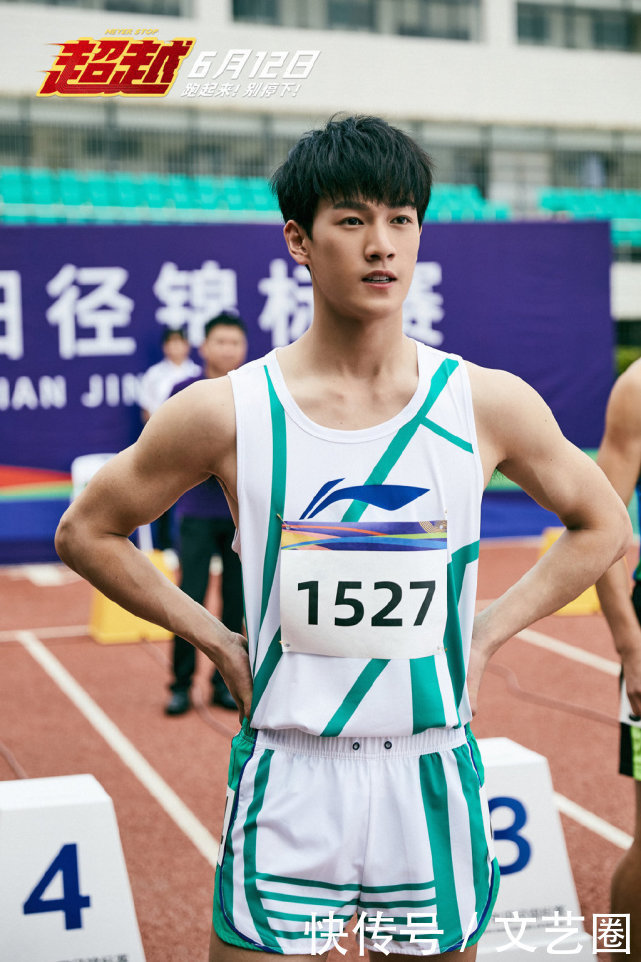 35岁郑恺路演发际线后退明显身材比例不佳,拍摄者吐槽:本人真不怎么样