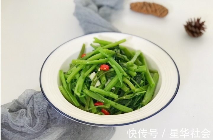 食欲|又到了吃空心菜的最佳季节，炒出来脆嫩爽口不发黑，很有食欲