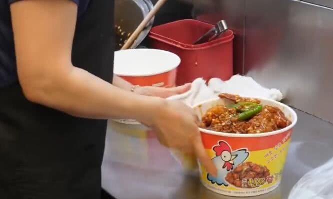 做炸鸡|炸鸡店生意冷清,老板换个烹饪方式,立马成为食客喜欢的网红美食