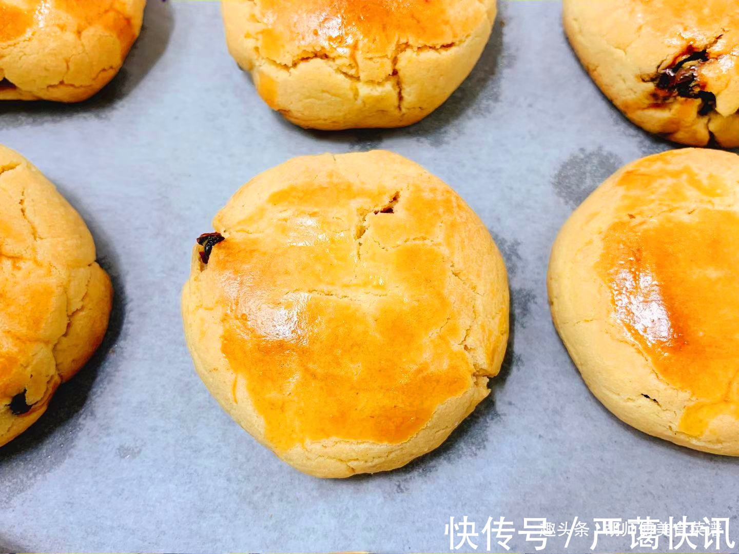 小时候特爱吃的酥饼，自己在家做，个个金黄酥脆，还是以前的味道