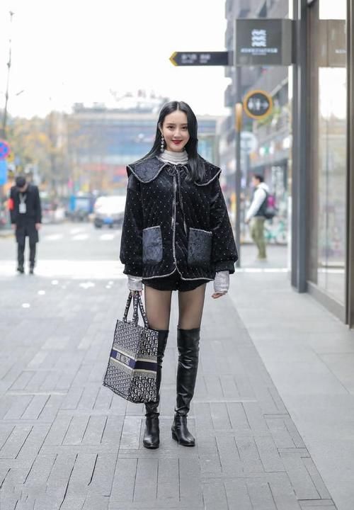 路人街拍，跟闺蜜一起穿上一条美美的裙子，秀出大长腿