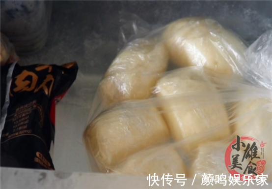 才知道,馒头放冰箱保存就错了!教你一招,放1个月不干硬不发霉