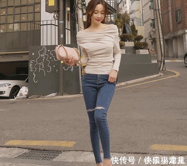 穿搭牛仔裤独特优雅，充满了美丽的曲线，特别迷人