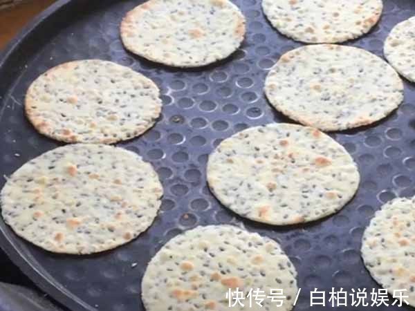 面粉搭配芝麻，做孩子爱吃的小饼干，美味又健康，好吃不上火