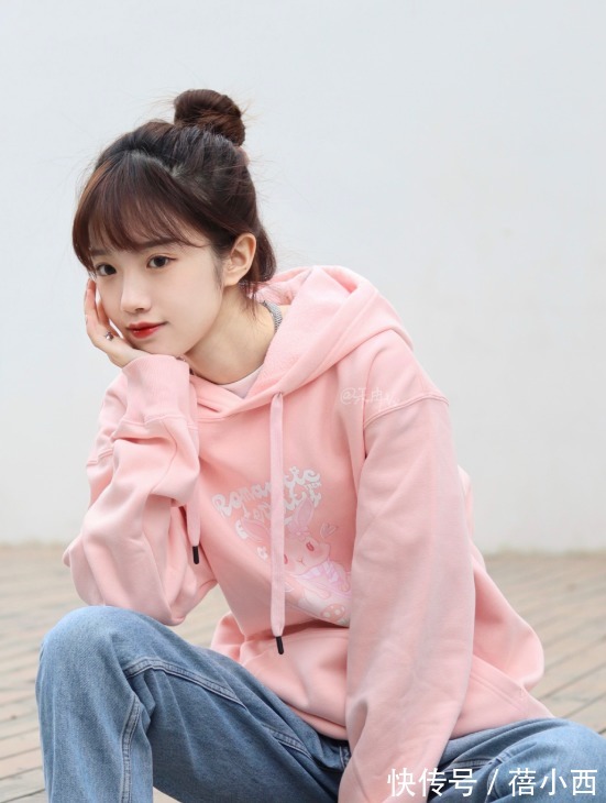 休闲 卫衣不知道怎么穿?试试经典的浅粉色,少女感很强,出街也美美哒