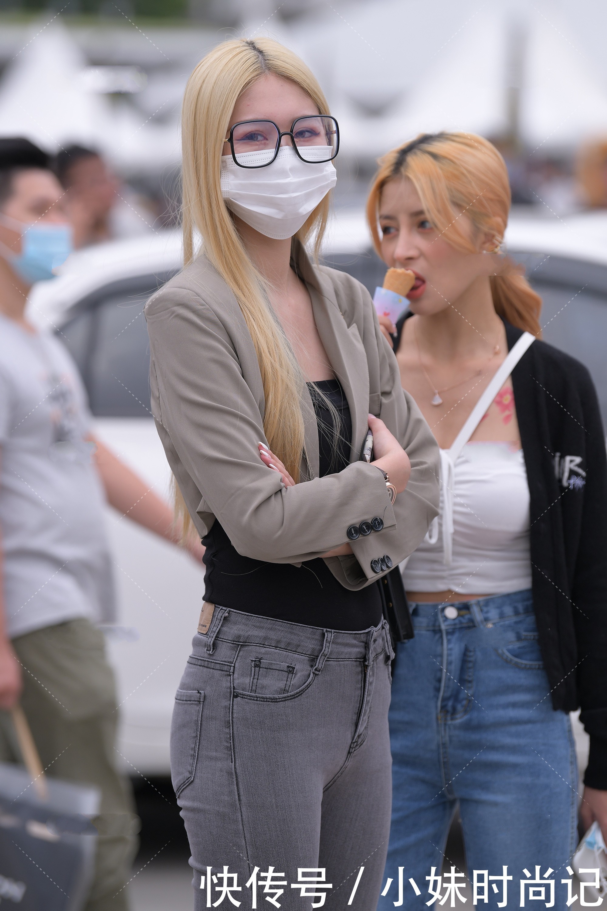 时髦|街拍:长筒靴的温暖与百搭, 整体穿搭更潮酷, 显时髦感