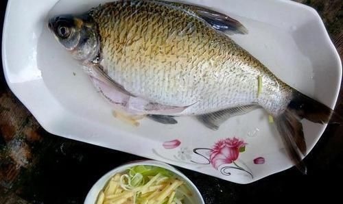 做清蒸鱼，别再用料酒去腥了，改用它，肉又鲜又嫩，没一点腥味