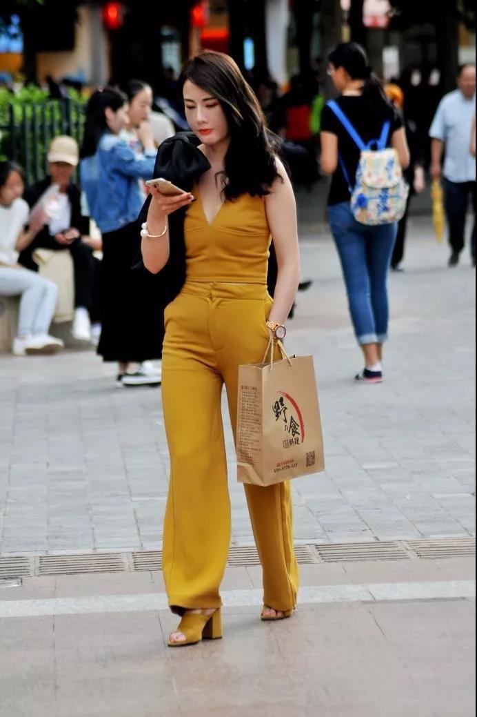 无限|街拍:一身黄色套装的性感俏丽美女,冷艳成熟的气质魅力无限!