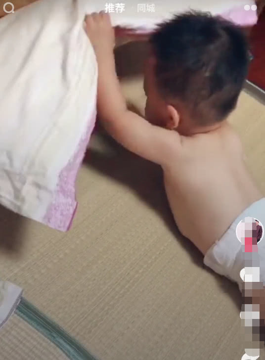 老爸|一岁宝宝偷玩老爸手机,爸爸洗澡回来,看到后吓一跳