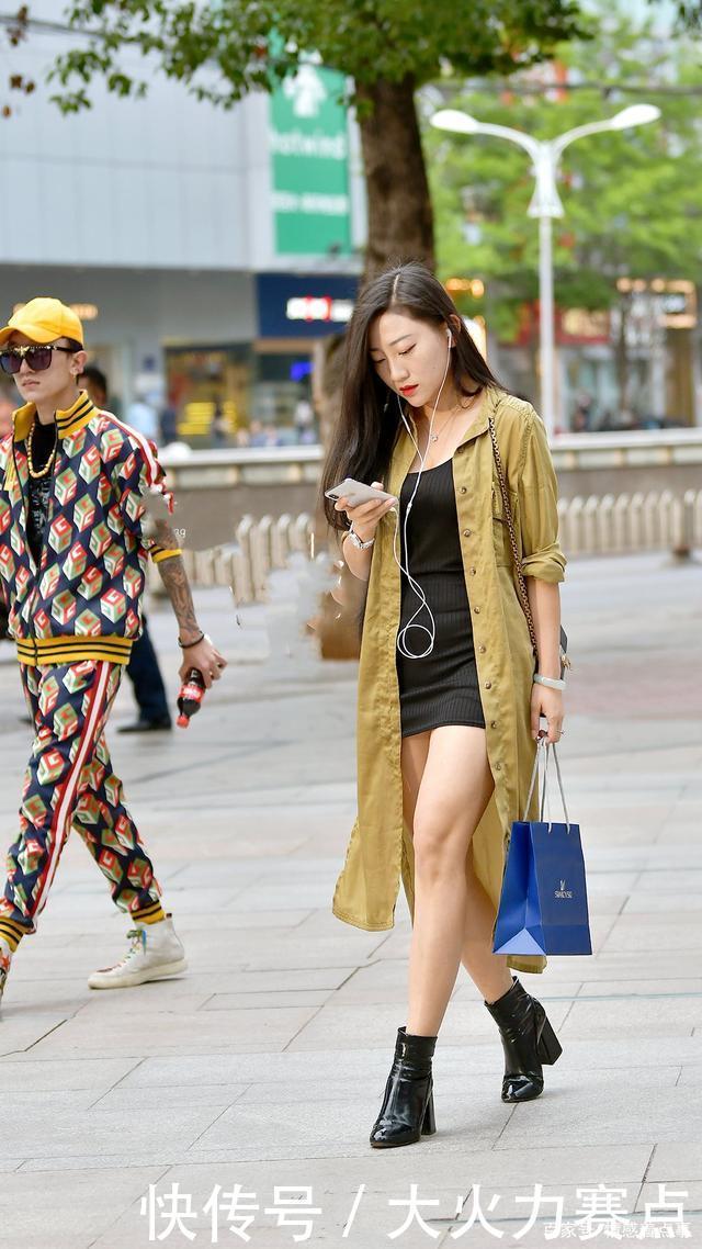 吊带裙|长款风衣搭配黑色吊带裙,穿一双漆皮短靴,增高显瘦衬托气质