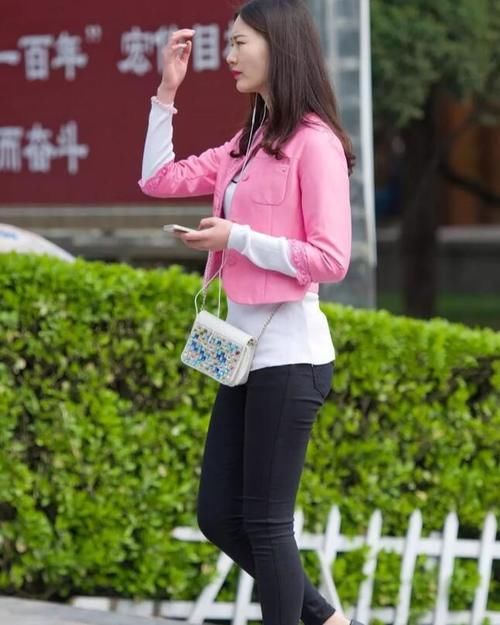 外套|太接地气的穿搭,粉色外套不过一百,普通穿搭穿出美美的气质