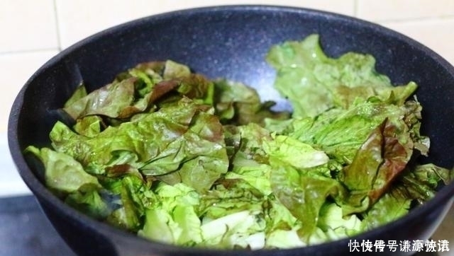 营养|一家三口的晚餐,4道家常菜荤素搭配,开胃又下饭,好吃又营养