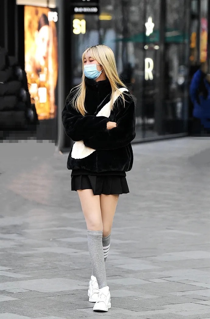 温暖|街拍:温暖又时尚的肉色丝袜美女