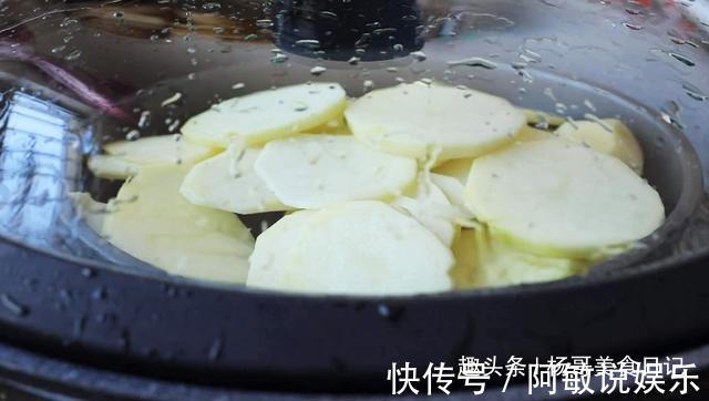 多吃洋葱对身体好,加俩土豆这样做,每次上桌都扫光,外焦里嫩香