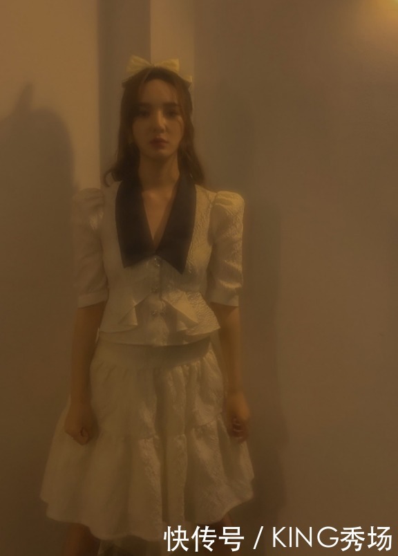 修饰|27岁勒梦佳,穿白色连衣裙配马丁靴,不愧是当红主持小花