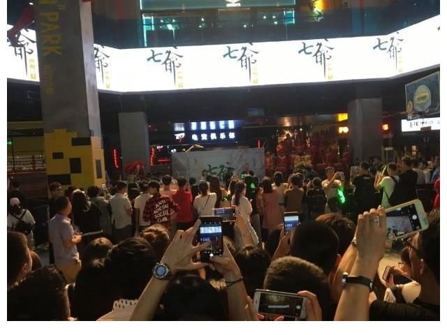 程东|陈小春面馆广州再开分店，开业众多港星捧场，一碗牛腩50元卖到爆