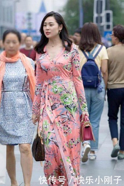 时尚|贵妇一身碎花裙亮相,有型又时尚