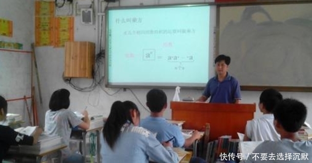 教师应该如何对学生进行奖励，需要根据实际情况，做出对应的奖励