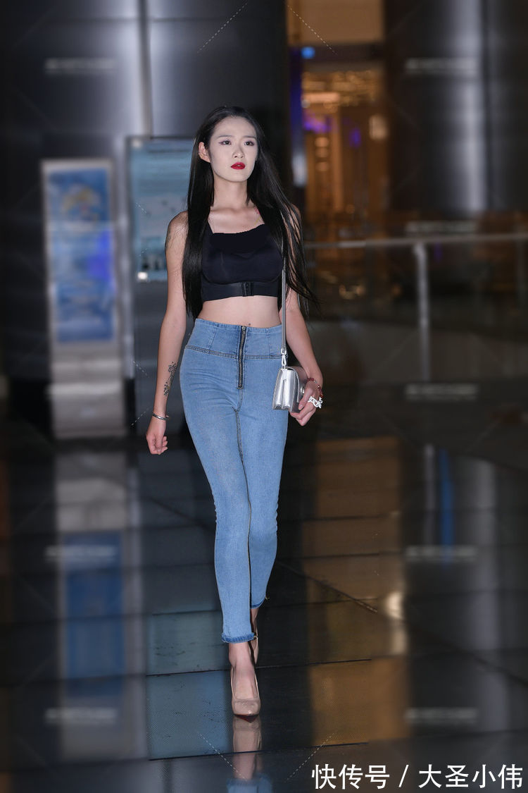 运动背心|美女街拍:青春活力的女生,穿搭的运动背心裙,更有运动风采