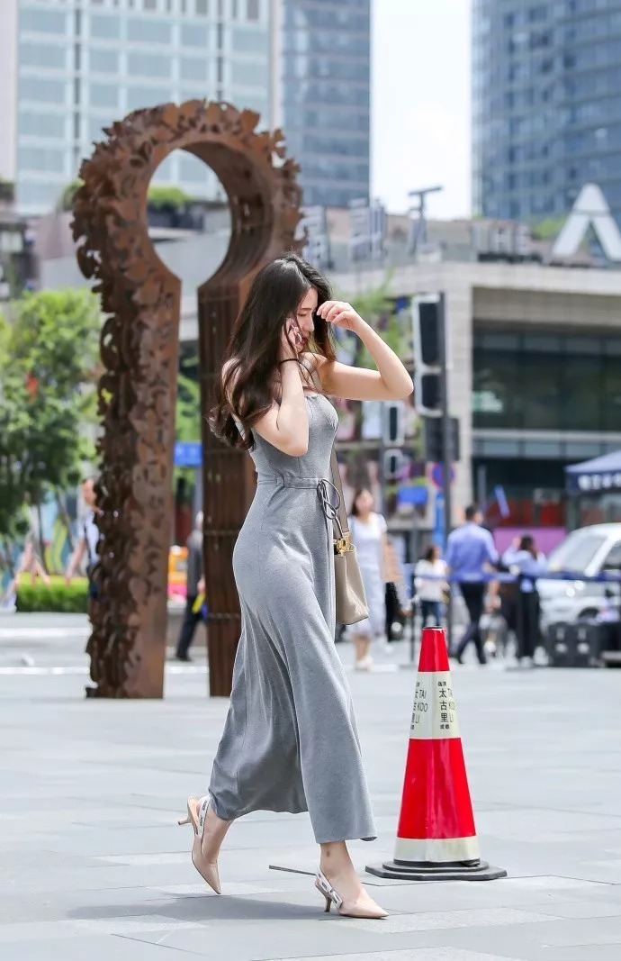 女人穿上高跟鞋,优雅时尚又迷人