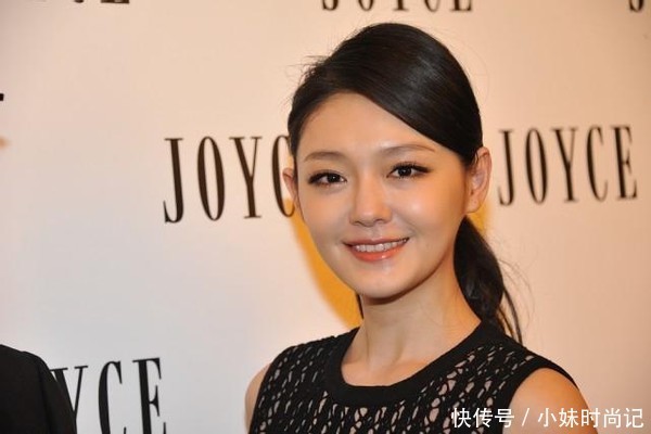 大S的气质真不错, 穿的裙子款式挺朴素的, 看着也很大气有魄力