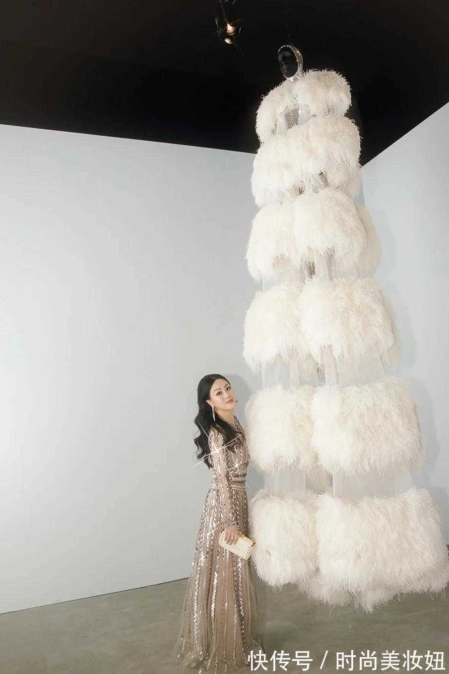 穿搭|章小蕙真是“人间尤物”,穿裸色亮片连衣裙,3D身材太完美