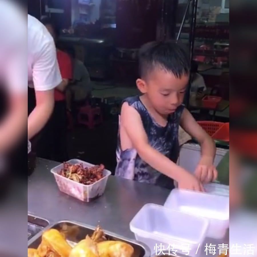 卤菜|萌娃跟着妈妈卖卤菜火了，打包动作娴熟堪比吃饭，网友来报恩的