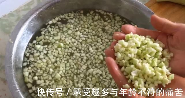 调饺子馅时,放酱油就是大错特错,如此做,饺子又香又好吃!