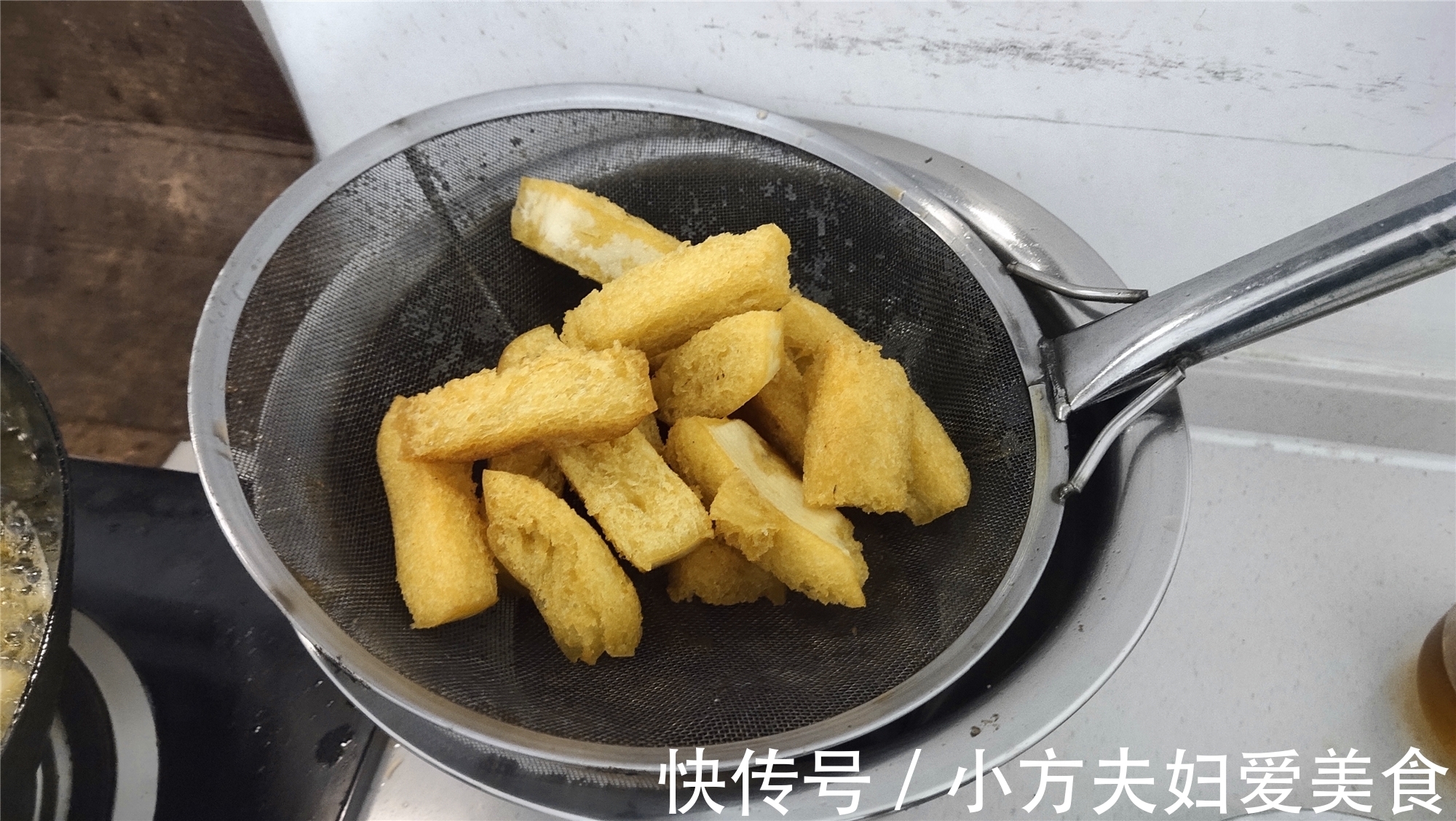 小方教你做家庭版拔丝馍，香甜可口金黄酥脆，咬上一口能爆汁！