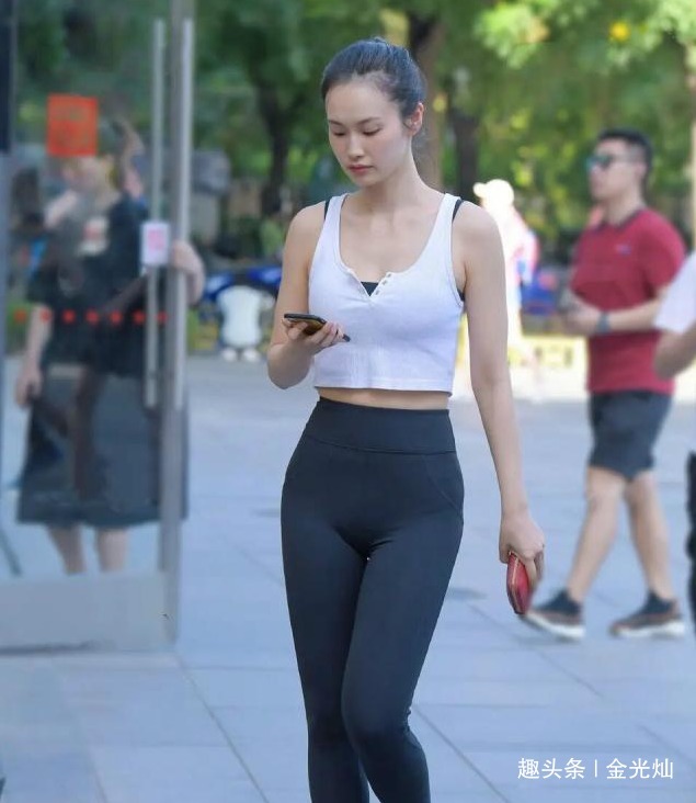 穿搭 个性的打底裤美女,成为秋季一道靓丽的风景线!