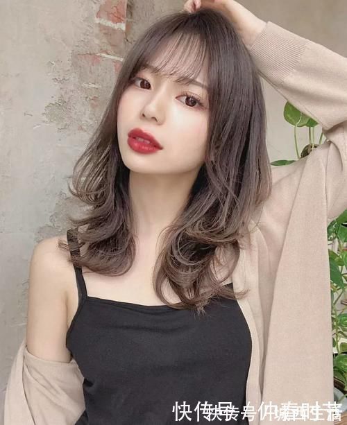 发型|三四十岁女人发量非常多,适合烫什么发型?试试时髦减龄的弯弯烫