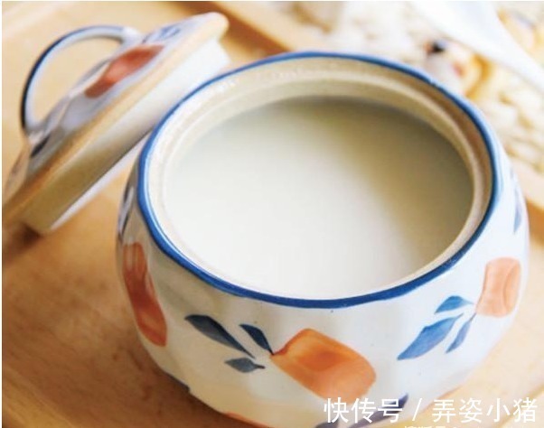 熬猪油时，只用水就废了，多加两样，猪油洁白如玉，放1年都不坏