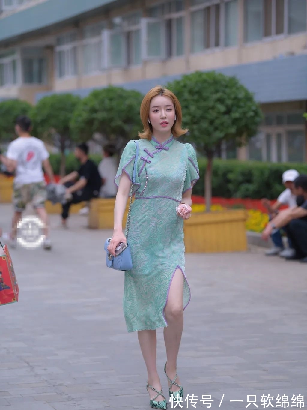 齐肩短发|街拍:旗袍裙搭配齐肩短发,有种成熟女性的温婉味道