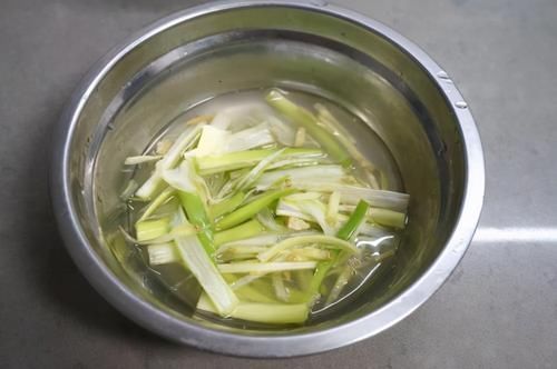  冬至包饺子，还是这种馅的最好吃，又鲜又香，看着就直流口水