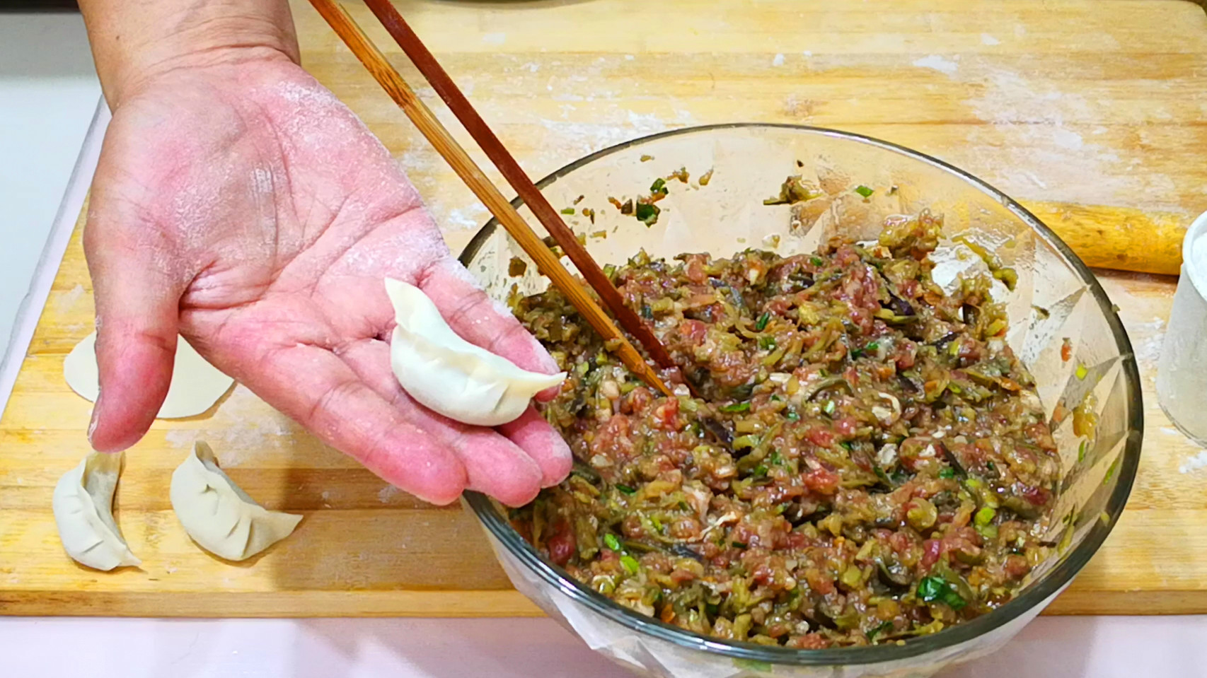茄子包饺子原来如此好吃，比肉馅香，比三鲜馅鲜，鲜美多汁不油腻
