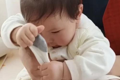 宝妈|宝宝总是喜欢扯袜子,那是你不知道娃的小心思,家长可别急着阻止