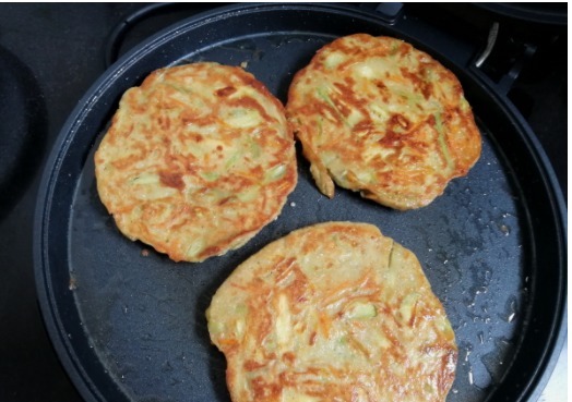 一个茄子,两个鸡蛋,不蒸,不炒,不用一滴水,十分钟搞定早餐