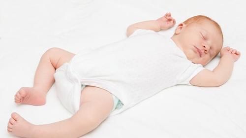 婴儿|宝宝侧睡好还是仰卧睡好?别大意,睡姿对宝宝安全很重要
