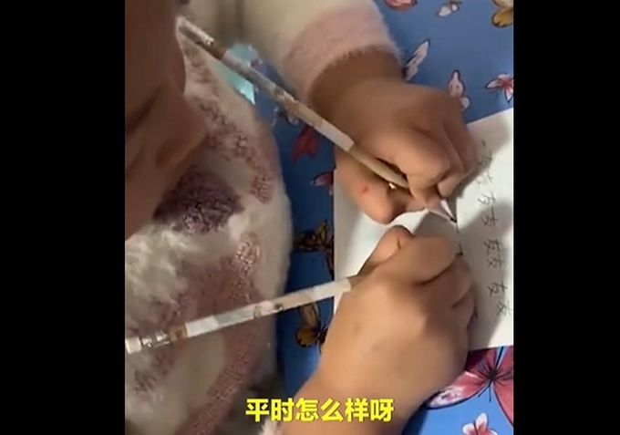 作业|7岁女孩双手同时写字，字迹工整没有刻意训练，网友：这下不怕作业多了