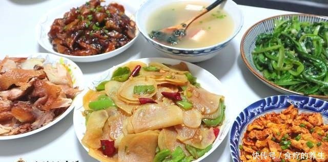 油麦菜|一家四口的午餐，竟在朋友圈火了，荤素搭配，网友饿了，求蹭饭！