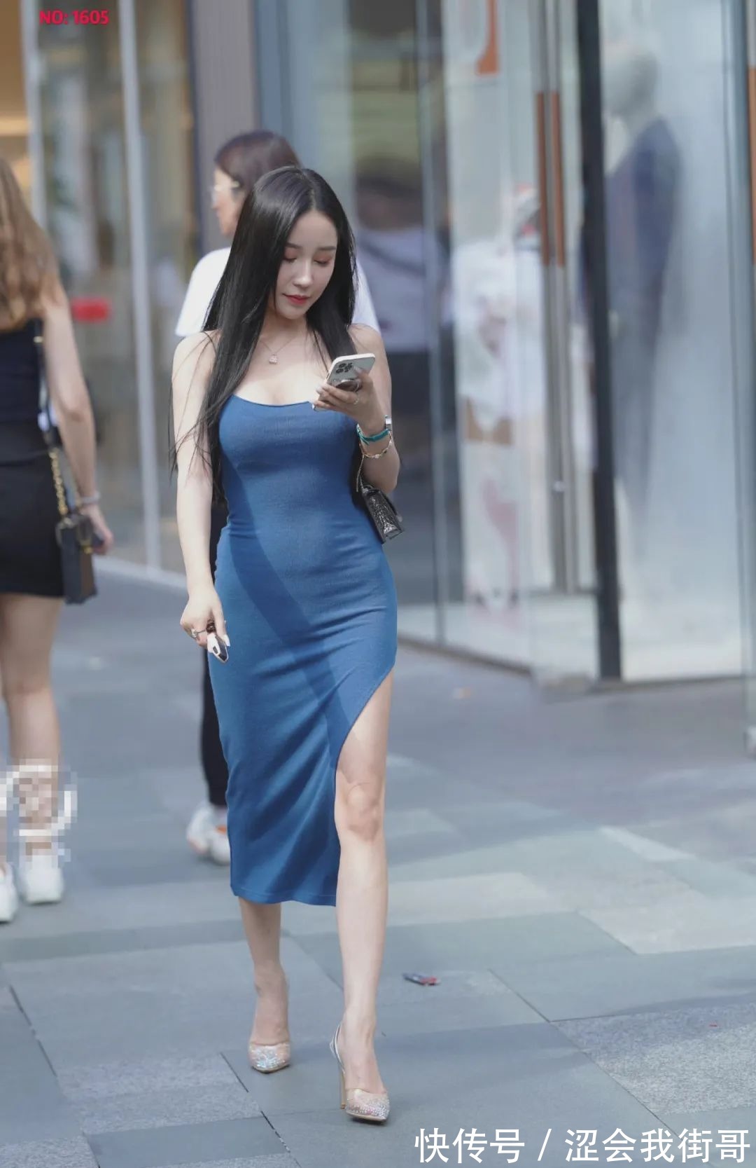 长裙 蓝色长裙搭配披肩发,增添一丝典雅气质