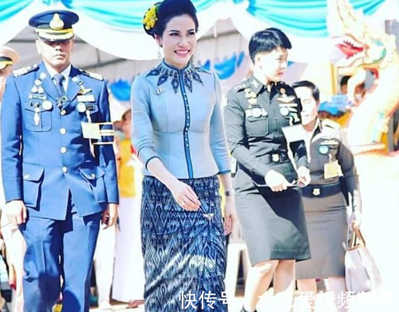 哇集拉隆功$苏提达熟知中华文化,穿中国红炫耀地位,给诗妮娜穿“妾室粉”