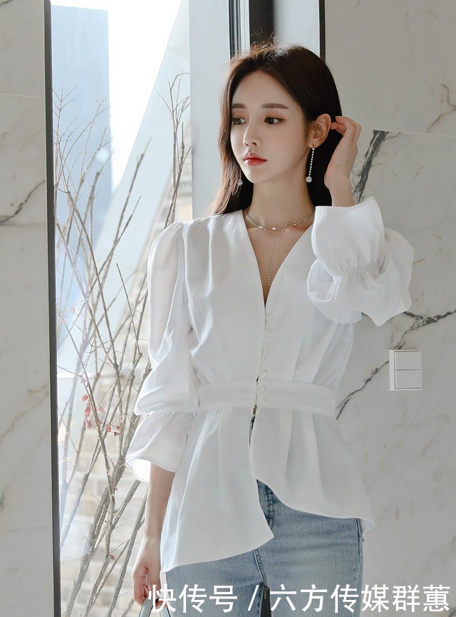 孙允珠|孙允珠时尚穿搭白纯色上衣,显得貌美肤白