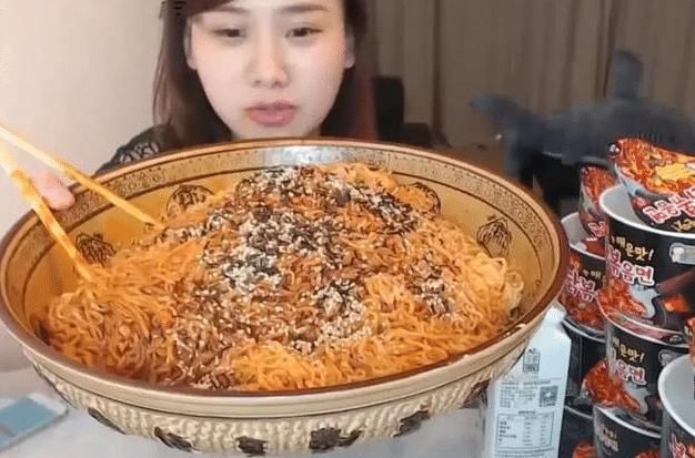 猫腻|美女大胃王挑战20斤炸酱面,刚吃一口就被看出猫腻,网友我也行
